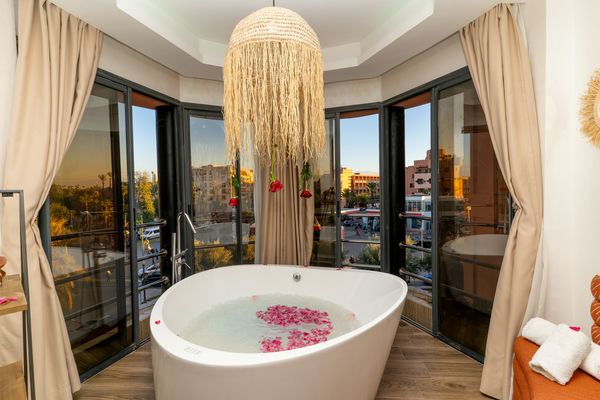 ✨ Studio Premium avec Jacuzzi Privé – Au Cœur de Guéliz, Marrakech 🗺️
